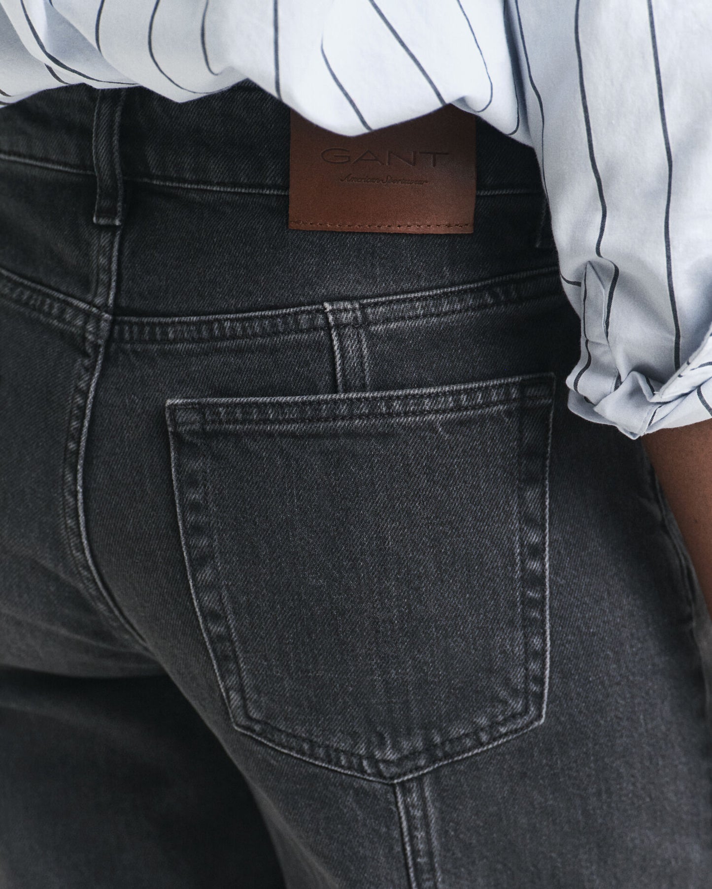 Jeans coupe droite décontractée avec coutures apparentes